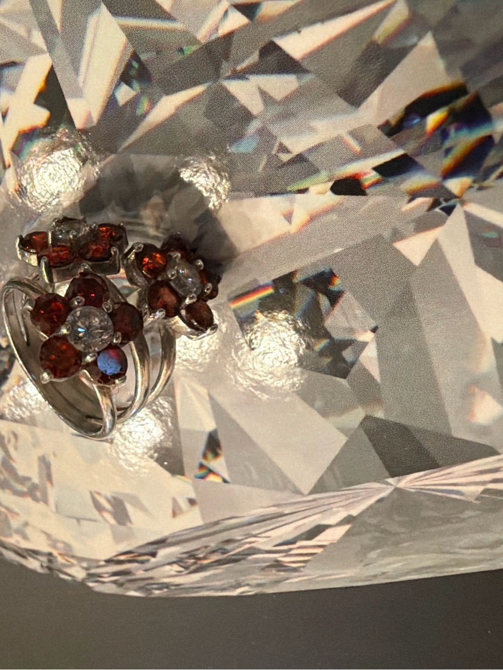 Sparkling Red Garnet and Moissanite floral cluster ring in 18kt white gold . - Picture 3 of 3